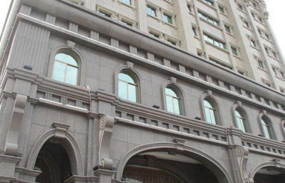 What kind of stone is usually used for stone curtain wall?