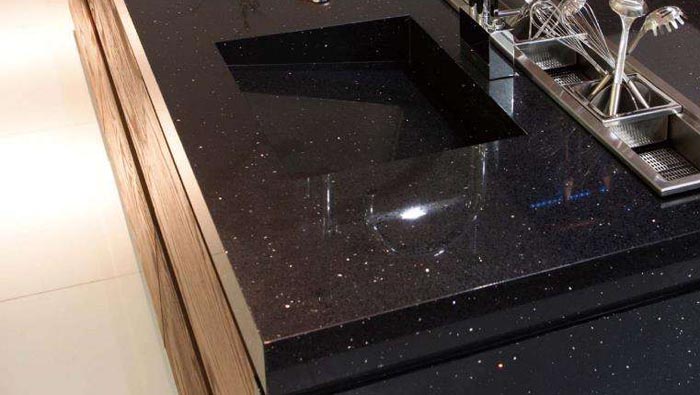 1-20102010141U45 石英石台面装建时若何加工拼接?