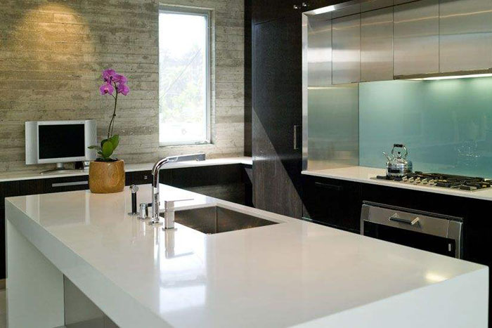 1-201126091H3418 石英石台面变色变脏应若何算帐呢?