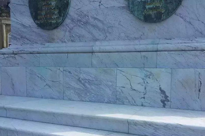 1-210104094354952 白色大理石发黄的表部原因有哪些
?